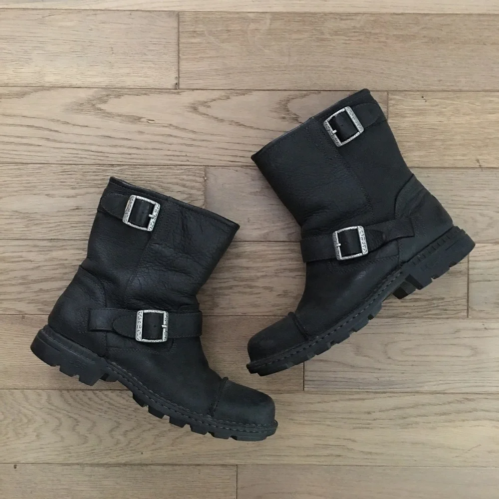 UGG Men”s Rockville ll Leather Moto Boots Black Size 8 Style 3040 Waterproof